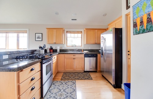 Sisters Condominio | Riley`s Mt View Condo near downtown Sisters, community pool & spa