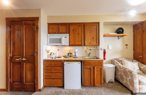 Snowshoe Hotel | Rimfire Lodge