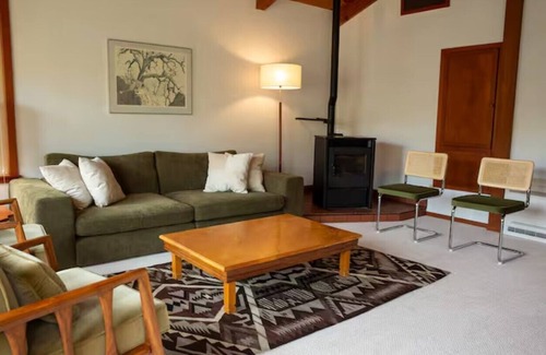Mariposa Casa | Ringrose House . Creekside Canyon . Getaway