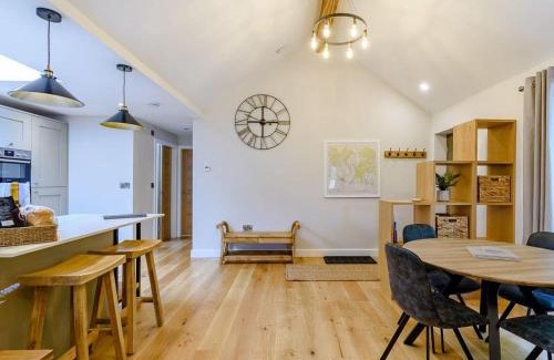 Thornton Dale Casa | Rinstone Lodge, Thornton-Le-Dale. Moors cottage with hot tub