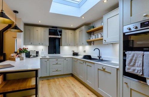 Thornton Dale Casa | Rinstone Lodge, Thornton-Le-Dale. Moors cottage with hot tub