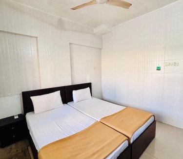 Malad West Cama Y Desayuno | Rio House Service apartment Malad