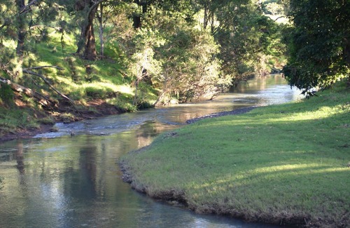 Gradys Creek Cabina | Ripples on the Creek - 'Silky Oak' Creekside Cabin