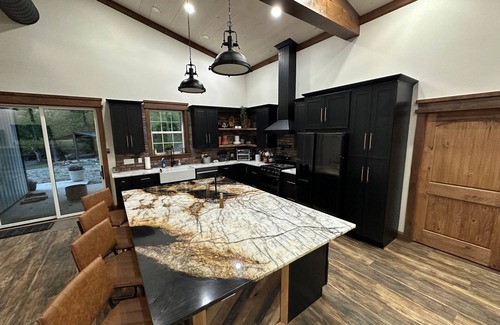 Horse Shoe Casa | Rippling Waters! 3 BD 2.5 BA Riverfront Home, 8 min. from airport. Sleeps 11.