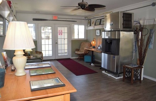 Deep Hole Condominio | Rise & Shine- Adorable Efficiency w/ Views & Pool!