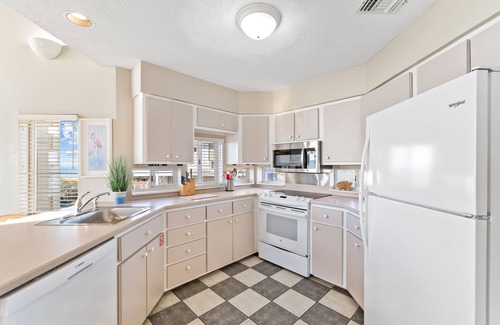 East End Casa | Rising Sun: Cozy 2 BR Beachfront Home on East End- Sleeps 8, Pet Friendly!