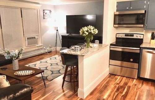 Green Bay Casa | Ritchie’s Titletown Executive Suites: Bachelor’s Den