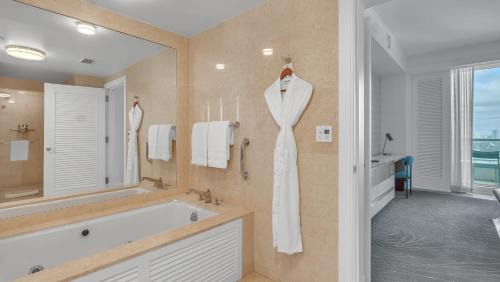 Central Beach Apartamento | Ritz- Carlton Beachfront Private Luxury 2Br Condo