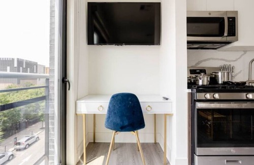 Central Business District Apartamento | Ritzy Downtown Studio Apt/FREE PARKING