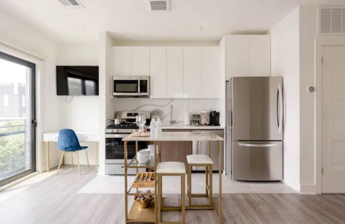 Central Business District Apartamento | Ritzy Downtown Studio Apt/FREE PARKING