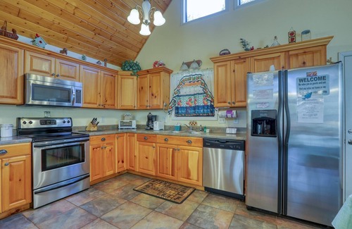 Cosby Cabina | Rivendell Creekside - 3 Bedrooms, 2 Baths, Sleeps 6 Cabin by RedAwning