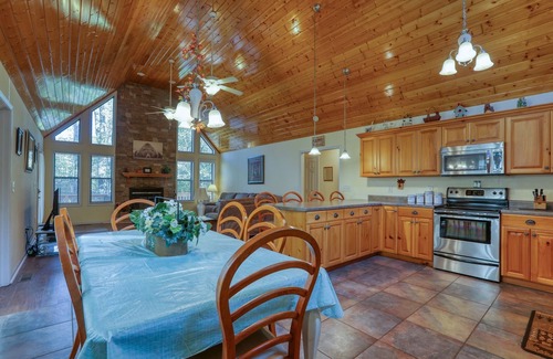 Cosby Cabina | Rivendell Creekside - 3 Bedrooms, 2 Baths, Sleeps 6 Cabin by RedAwning