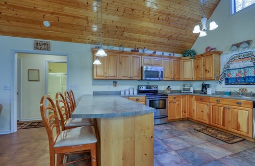 Cosby Cabina | Rivendell Creekside - 3 Bedrooms, 2 Baths, Sleeps 6 Cabin by RedAwning