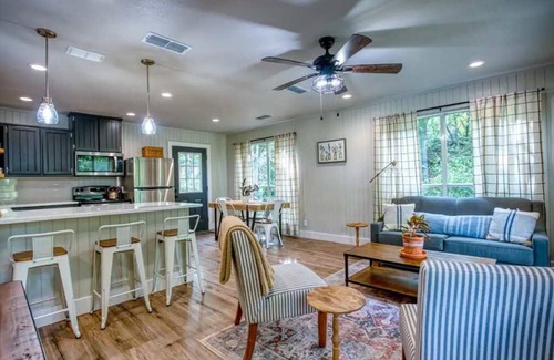 Kyle Casa | River Access | Fire Pit | BBQ | Deck | Sleeps 8