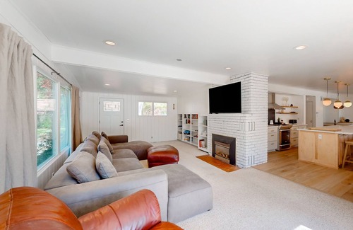 Salyer Casa | River and mountain view home with expansive deck, private pool
