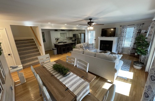 Ellijay Casa | “River Bend House” Beautiful 3/3 with Hot Tub right on the River! Amazing views!
