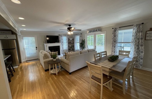 Ellijay Casa | “River Bend House” Beautiful 3/3 with Hot Tub right on the River! Amazing views!