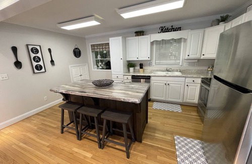 Ellijay Casa | “River Bend House” Beautiful 3/3 with Hot Tub right on the River! Amazing views!