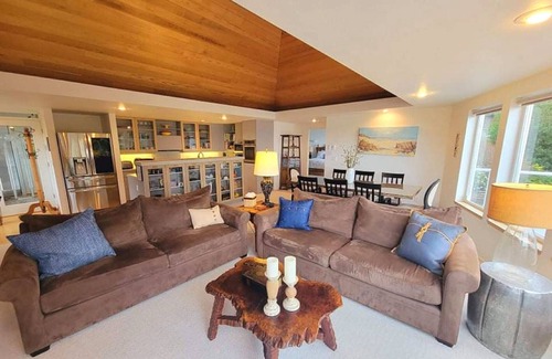 Yachats Casa | River Bend House, where the river meets the ocean! No Pet Rental.