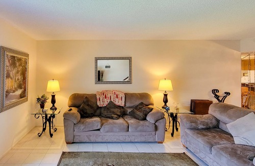 Welaka Condominio | River Bend Resort - Pool View 2BR, 2nd floor #A205