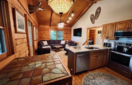 Crumpler Cabina | Cabina privada de Blue Ridge Mountain con vistas y jacuzzi!