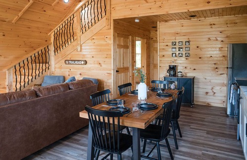 Jamestown Cabina | River Boat Ramp~Private HotTub~Lake Cumberland~Firepit~Pickleball~Playground