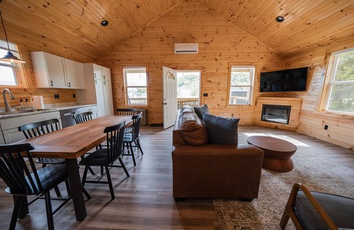 Jamestown Cabina | River Boat Ramp~Private HotTub~Lake Cumberland~Firepit~Pickleball~Playground