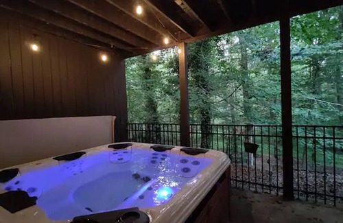 Athens Casa | River Bottom Bungalow in delightful Athens with Hot Tub, Sauna and River access