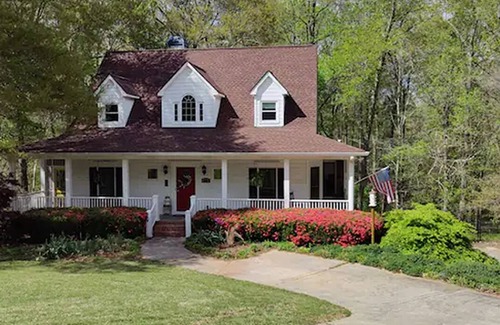 Athens Casa | River Bottom Bungalow in delightful Athens with Hot Tub, Sauna and River access