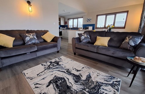 Brundall Cabina | River Breeze - Waterside, Norfolk Broads, sleeps 6 in 3 bedrooms