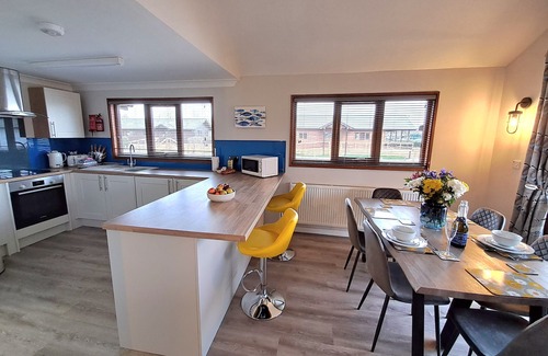 Brundall Cabina | River Breeze - Waterside, Norfolk Broads, sleeps 6 in 3 bedrooms