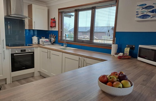 Brundall Cabina | River Breeze - Waterside, Norfolk Broads, sleeps 6 in 3 bedrooms