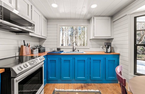 Dahlonega Cabina | River Cabin in ON the Water with Firepit