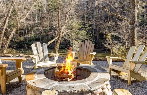 Dahlonega Cabina | River Cabin in ON the Water with Firepit