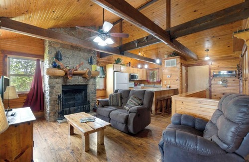 Eureka Springs Casa | River Cabin, Jacuzzi, Sleeps 6!
