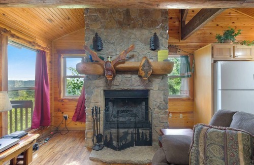 Eureka Springs Casa | River Cabin, Jacuzzi, Sleeps 6!
