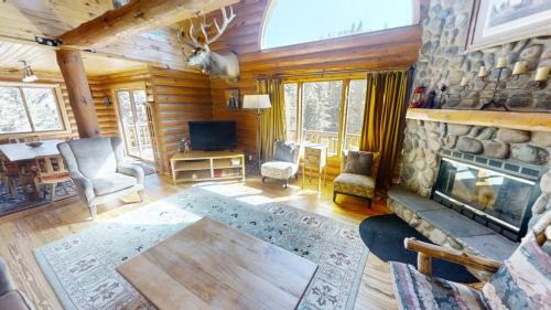 Red River Casa | River Chant Lodge - Hot Tub - On The River - WiFi - Satellite - Washer - Dryer - Large Deck - Wood Burning Fireplace - Fire Pit