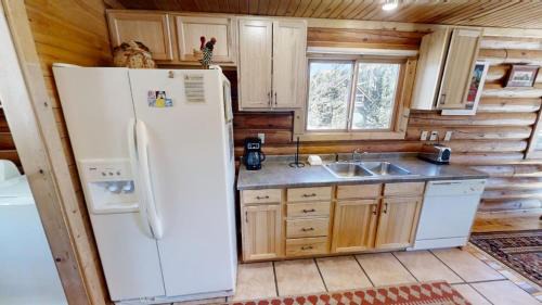 Red River Casa | River Chant Lodge - Hot Tub - On The River - WiFi - Satellite - Washer - Dryer - Large Deck - Wood Burning Fireplace - Fire Pit