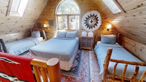 Red River Casa | River Chant Lodge - Hot Tub - On The River - WiFi - Satellite - Washer - Dryer - Large Deck - Wood Burning Fireplace - Fire Pit