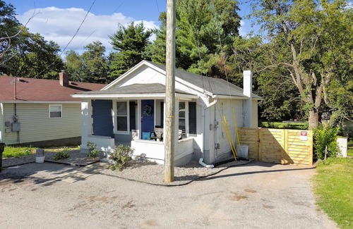 Camp Taylor Casa | River City Retreat near Zoo/Expo/Airport/Churchill + Arcade