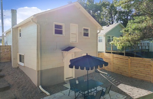 Camp Taylor Casa | River City Retreat near Zoo/Expo/Airport/Churchill + Arcade