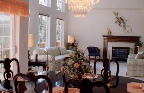 Post Falls Cama Y Desayuno | River Cove Elegant Waterfront Bed & Breakfast