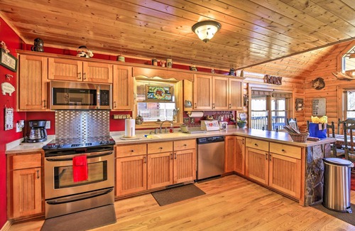 Piney Creek Cabina | 'River Dream Cabin' on New River w/ Deck, Fire Pit