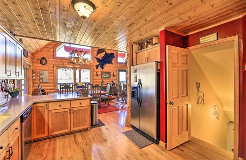 Piney Creek Cabina | 'River Dream Cabin' on New River w/ Deck, Fire Pit