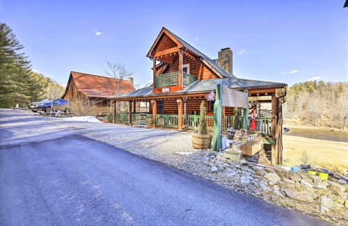 Piney Creek Cabina | 'River Dream Cabin' on New River w/ Deck, Fire Pit