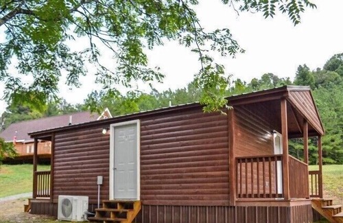 Harrogate Cabina | River Forge Cabin 51 - Cozy and Rustic 1 Bedroom Cabin - Creek Front
