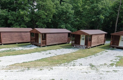 Harrogate Cabina | River Forge Cabin 52 - Cozy and Rustic 1 Bedroom Cabin - Creek Front