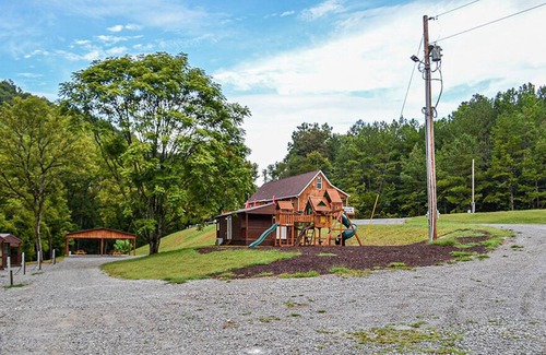 Harrogate Cabina | River Forge Cabin 52 - Cozy and Rustic 1 Bedroom Cabin - Creek Front