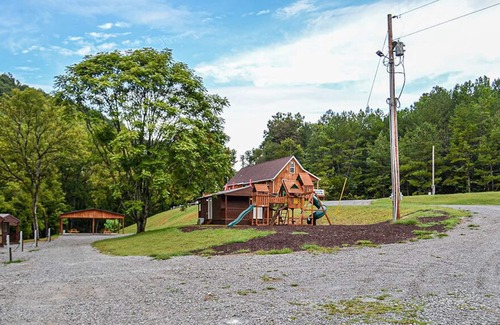 Harrogate Cabina | River Forge Cabin 76 - Cozy and Rustic 1 Bedroom Cabin - Creek Front