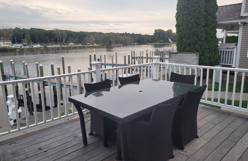 Saint Joseph Casa | River Front 4-bedroom house with boat dock close to downtown St. Joseph.